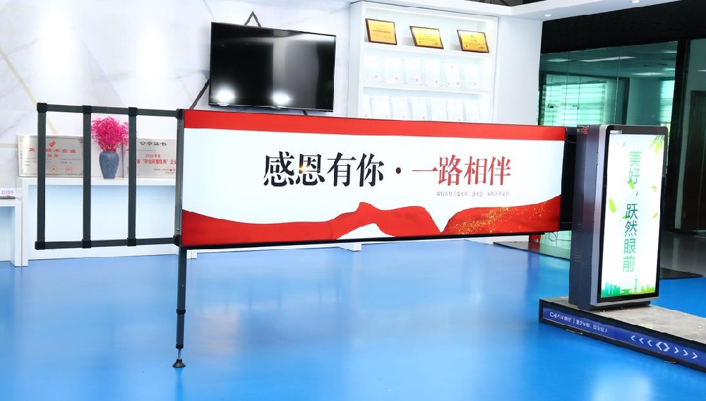 车行出入口使用卡布灯箱广告道闸优势