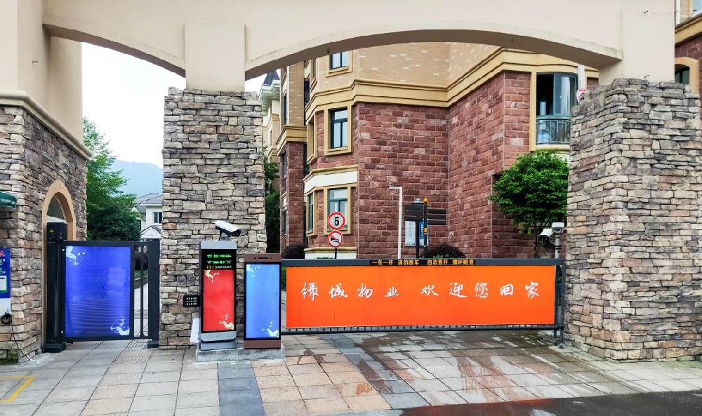 夜间行车更安全：灯箱道闸如何提升道路安全